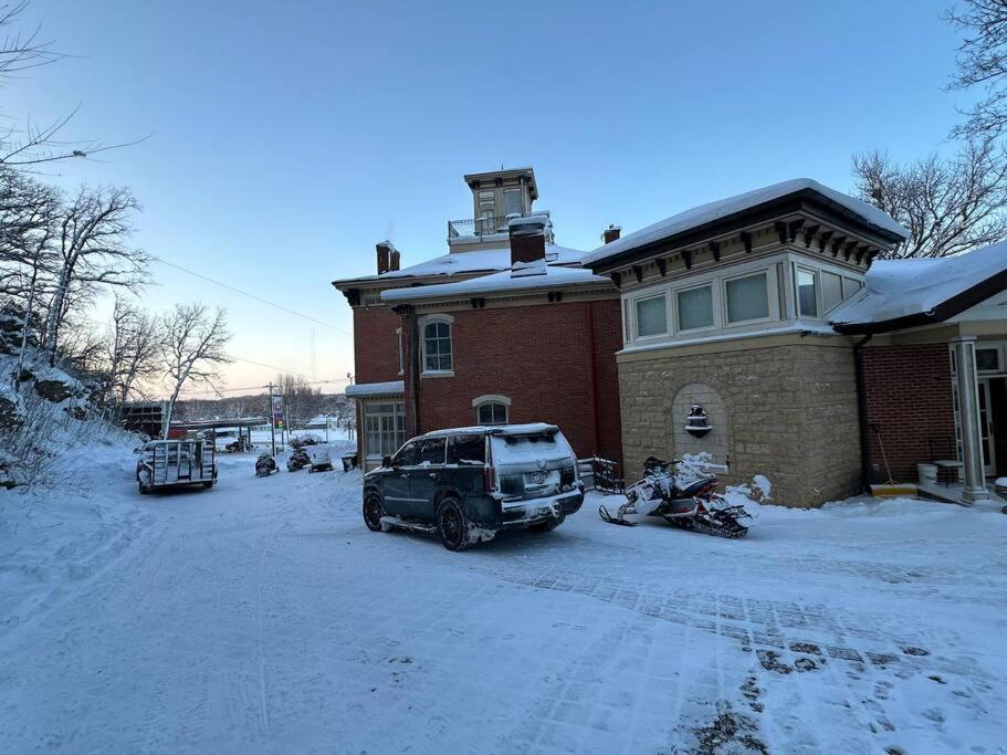 Merry Mansion East Dubuque Екстериор снимка