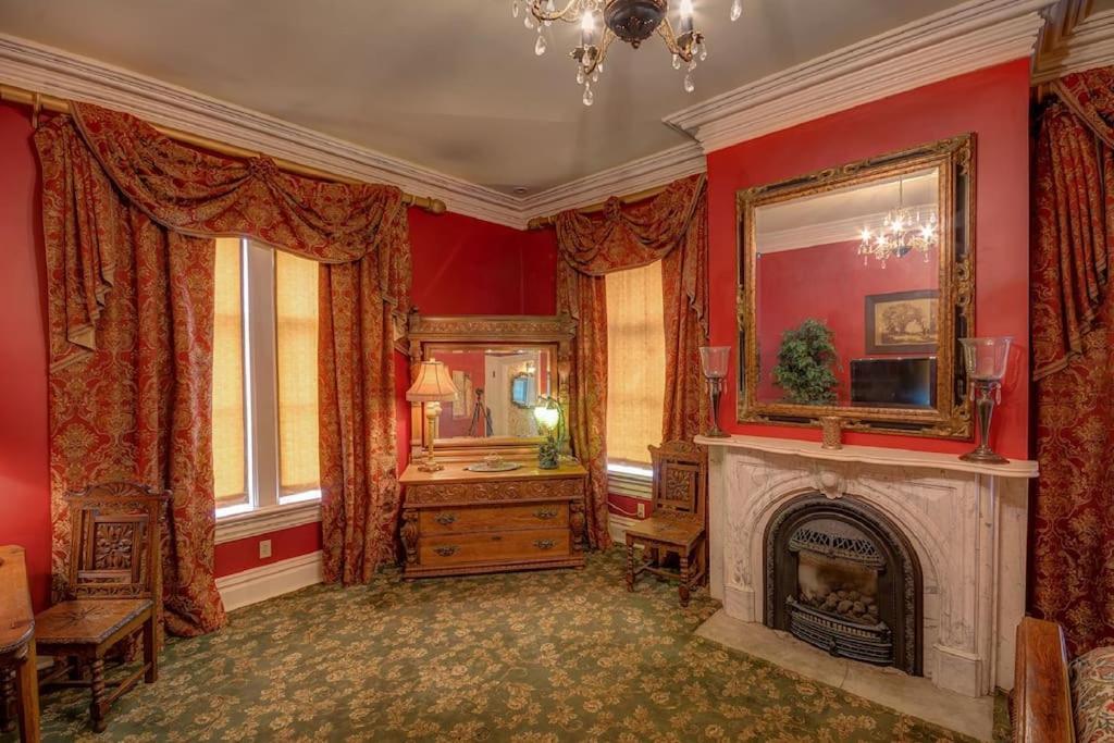 Merry Mansion East Dubuque Екстериор снимка