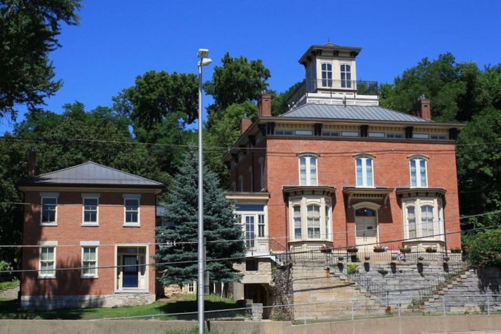 Merry Mansion East Dubuque Екстериор снимка