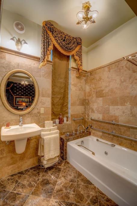 Merry Mansion East Dubuque Екстериор снимка