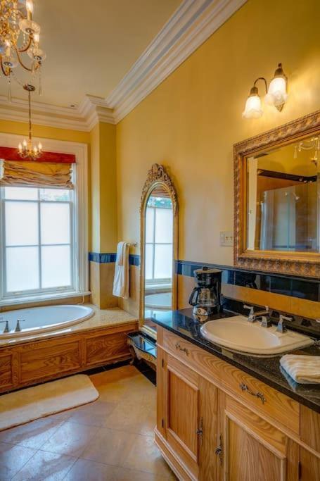Merry Mansion East Dubuque Екстериор снимка