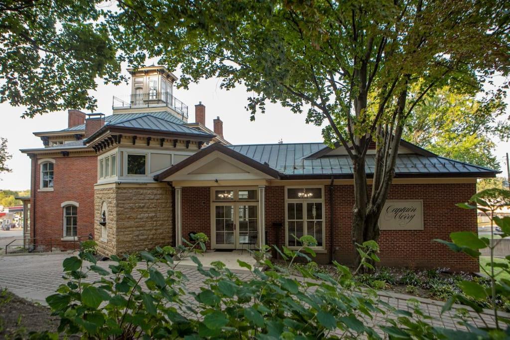 Merry Mansion East Dubuque Екстериор снимка